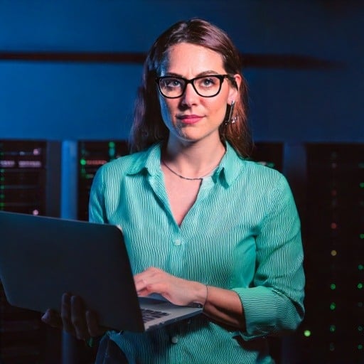 Firefly ein IT-Techniker, der Unterstützung leistet. 24416 Firefly ein IT-Techniker, der Unterstützung leistet. 24416